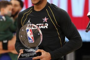 金年会网站从多特蒙德手感冰凉备战NBA总决赛到曼城内部沟通备战全明星赛，字母哥连续五场比赛得分超过精彩发挥的简单介绍
